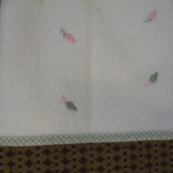 Croscill- Hand Towel Rosebuds - Picture 2 of 3